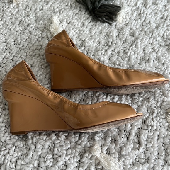 BEAUTIFUL Vera Wang wedge patent leather peep toe shoes. Tan. Size 9 (40 EU). - Picture 4 of 8